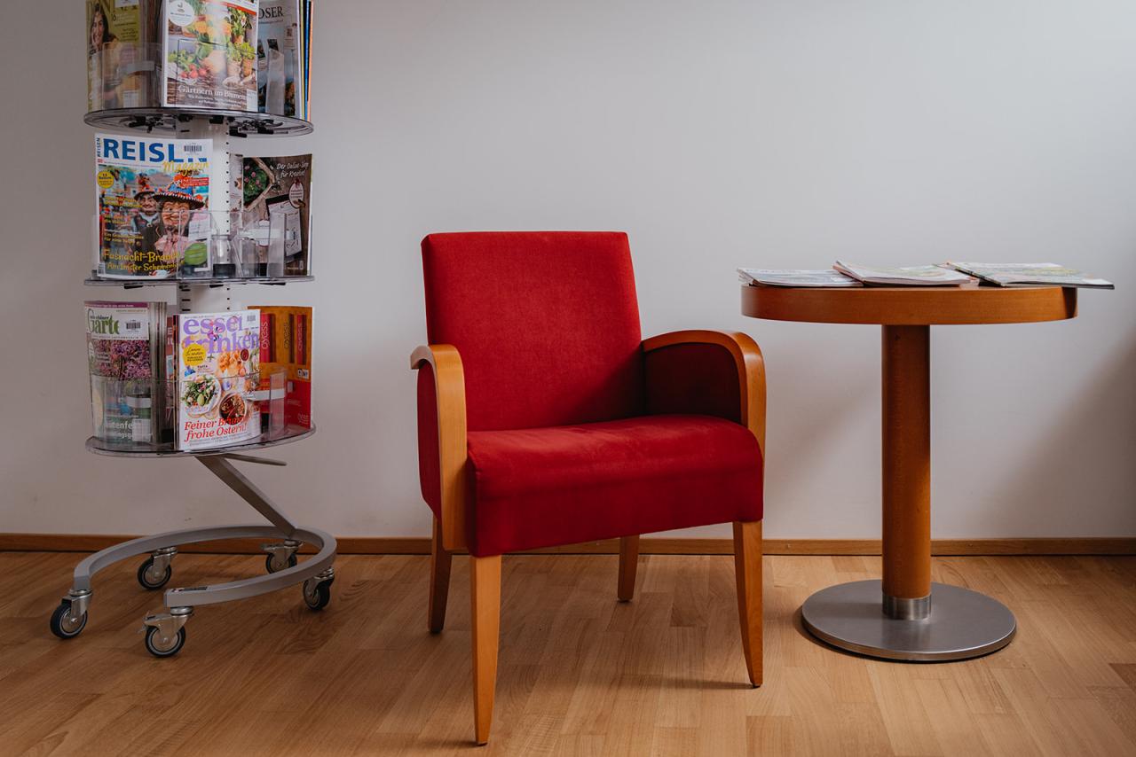 roter Stuhl und Zeitschriftenbereich